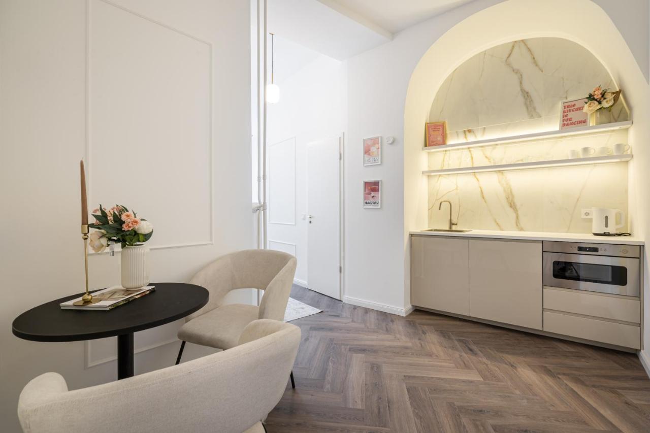E13 - Grand Boulevard Heritage Suite - Best Location By Bqa Boedapest Buitenkant foto