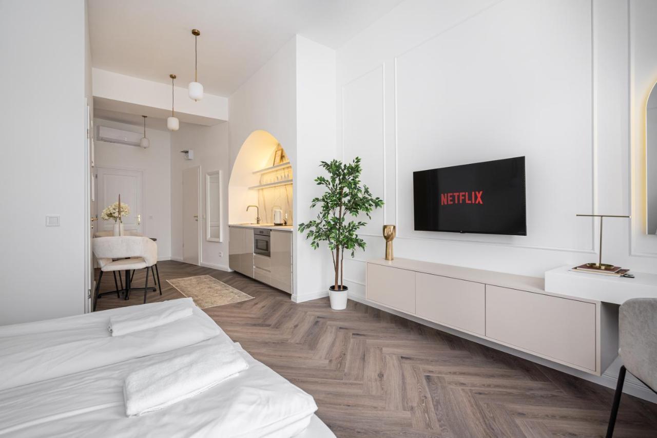 E13 - Grand Boulevard Heritage Suite - Best Location By Bqa Boedapest Buitenkant foto