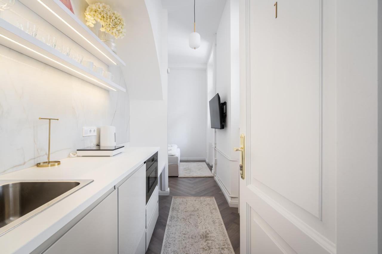 E13 - Grand Boulevard Heritage Suite - Best Location By Bqa Boedapest Buitenkant foto