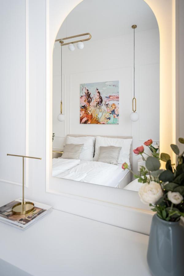 E13 - Grand Boulevard Heritage Suite - Best Location By Bqa Boedapest Buitenkant foto