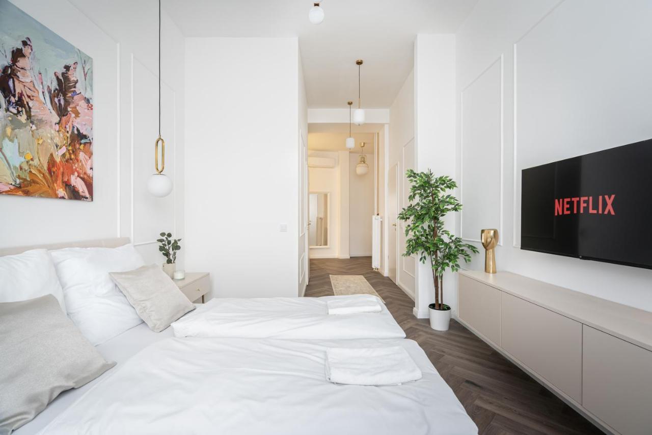 E13 - Grand Boulevard Heritage Suite - Best Location By Bqa Boedapest Buitenkant foto