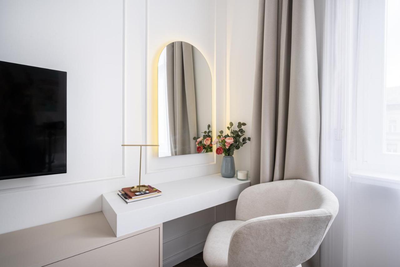 E13 - Grand Boulevard Heritage Suite - Best Location By Bqa Boedapest Buitenkant foto