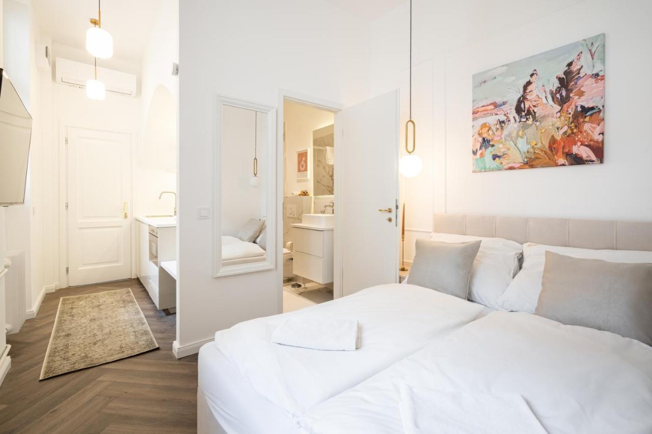 E13 - Grand Boulevard Heritage Suite - Best Location By Bqa Boedapest Kamer foto
