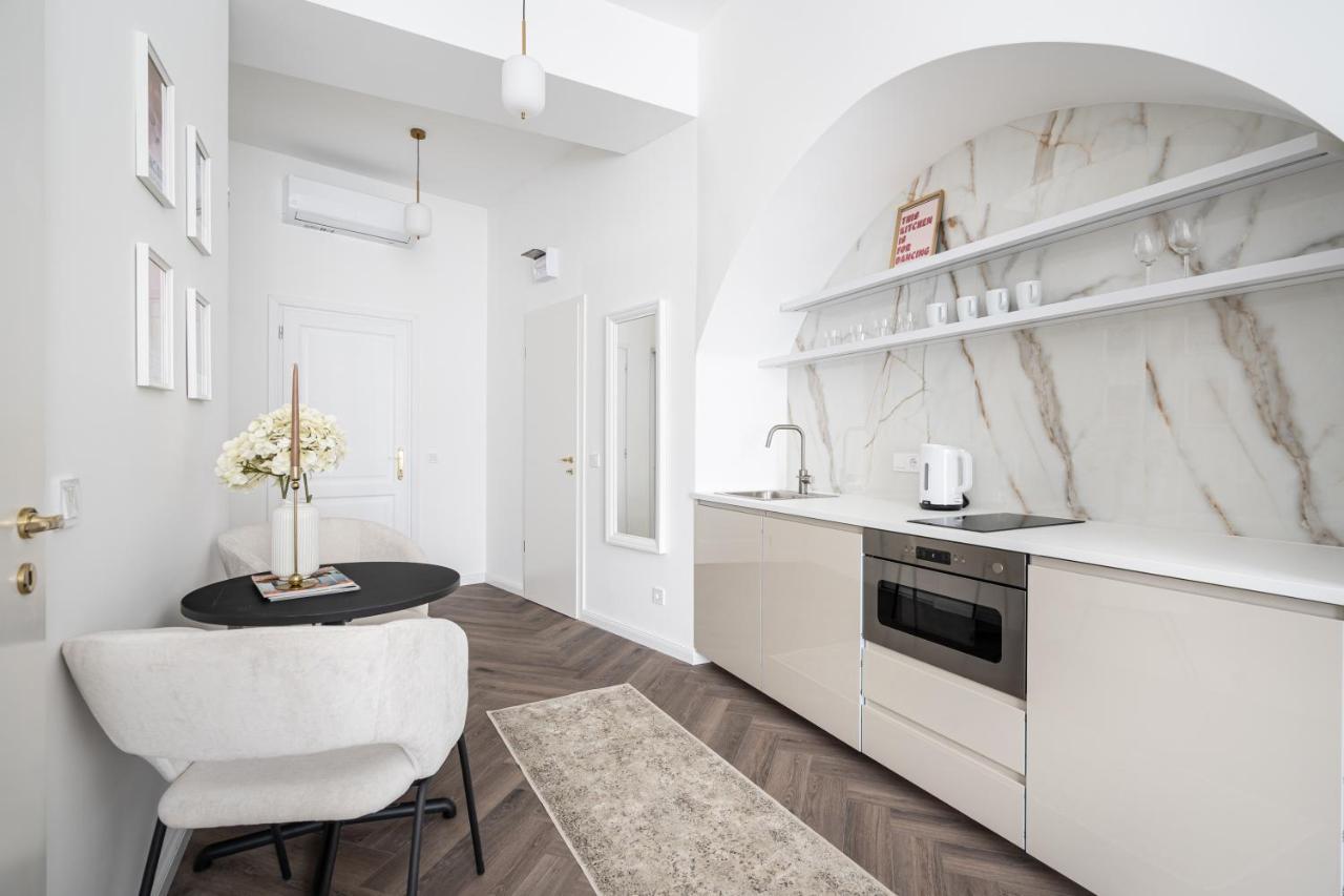 E13 - Grand Boulevard Heritage Suite - Best Location By Bqa Boedapest Buitenkant foto