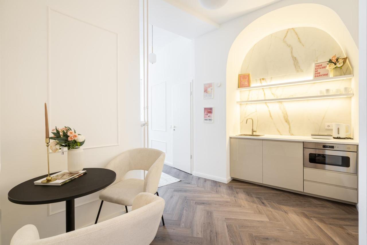 E13 - Grand Boulevard Heritage Suite - Best Location By Bqa Boedapest Buitenkant foto