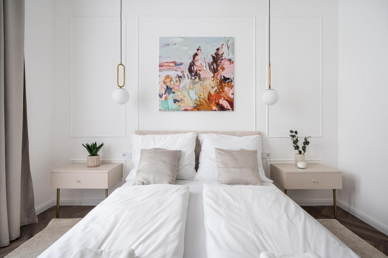 E13 - Grand Boulevard Heritage Suite - Best Location By Bqa Boedapest Buitenkant foto