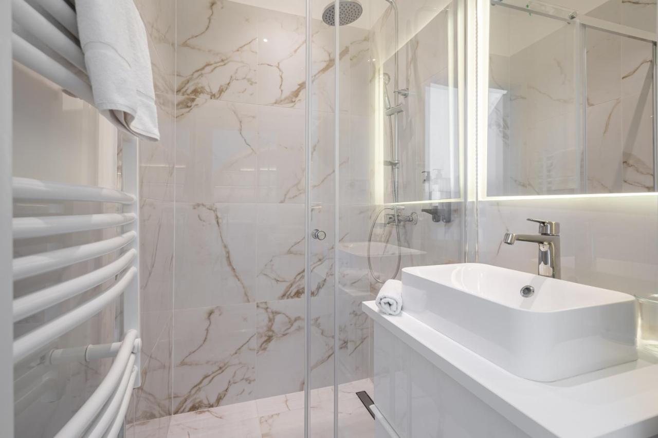 E13 - Grand Boulevard Heritage Suite - Best Location By Bqa Boedapest Buitenkant foto