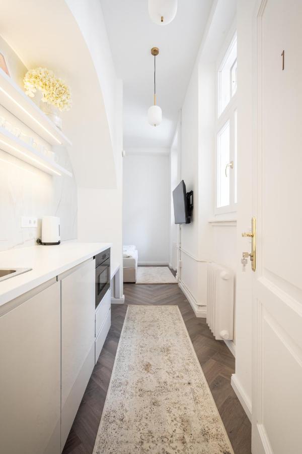 E13 - Grand Boulevard Heritage Suite - Best Location By Bqa Boedapest Buitenkant foto