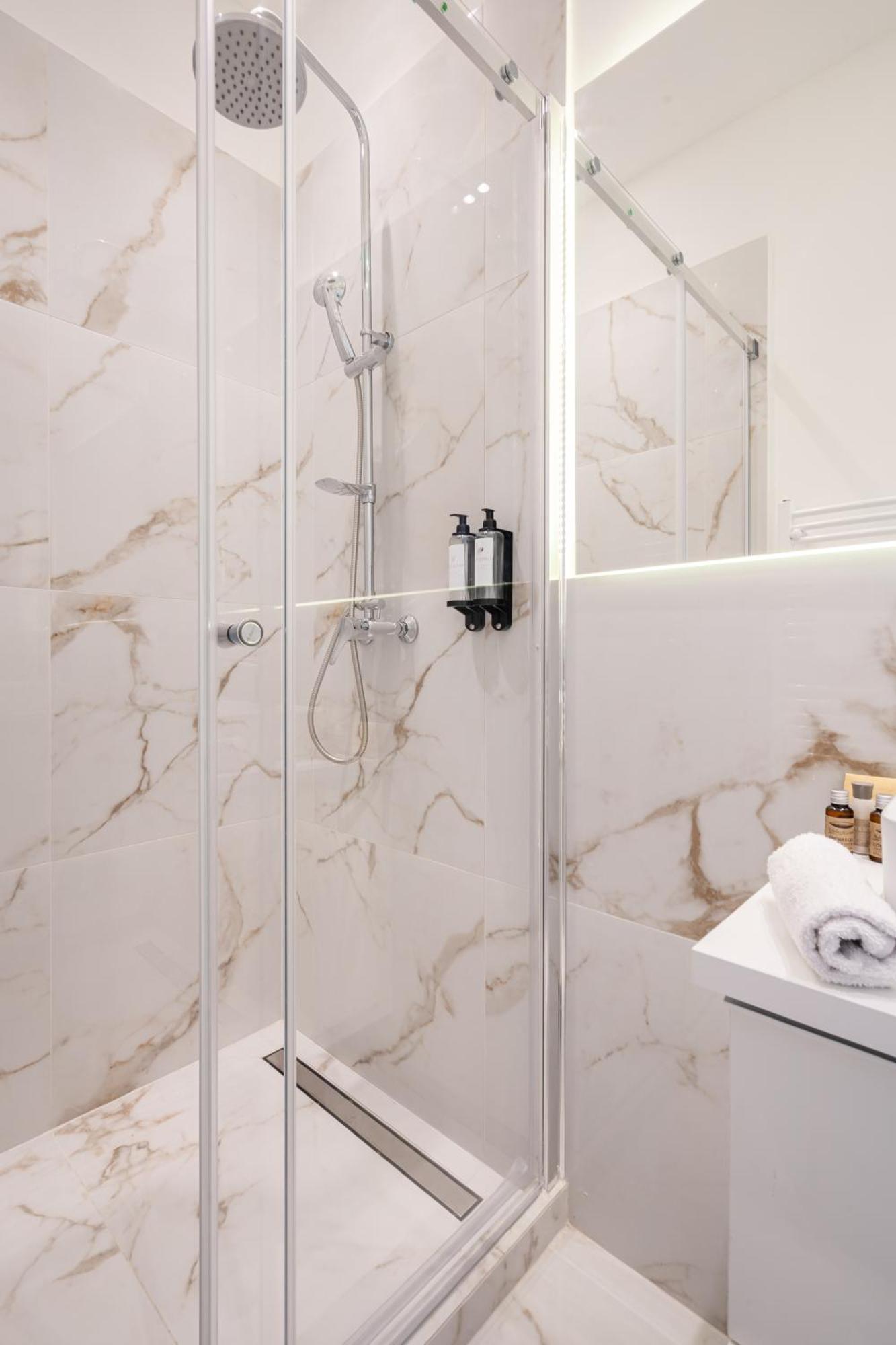 E13 - Grand Boulevard Heritage Suite - Best Location By Bqa Boedapest Kamer foto
